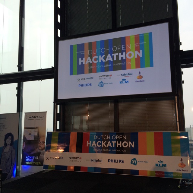 Hier mochten de winnaars hun prijs in ontvangst nemen. Ook wij dus :) Het podium van de Dutch Open Hackathon.