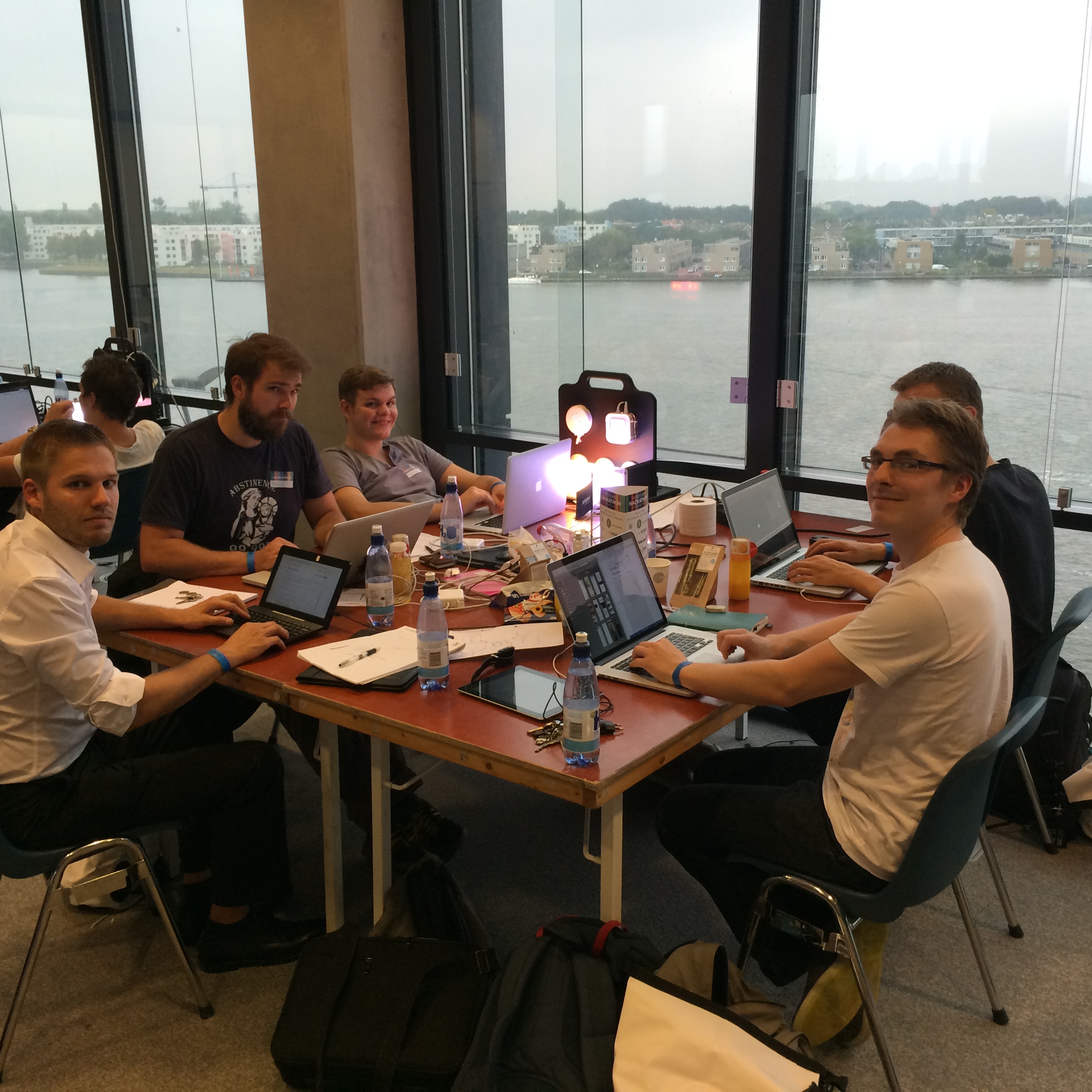 Ons team, druk aan het werk. Ons team; Bruno, Michiel samen met Timon, Pim en Koen.