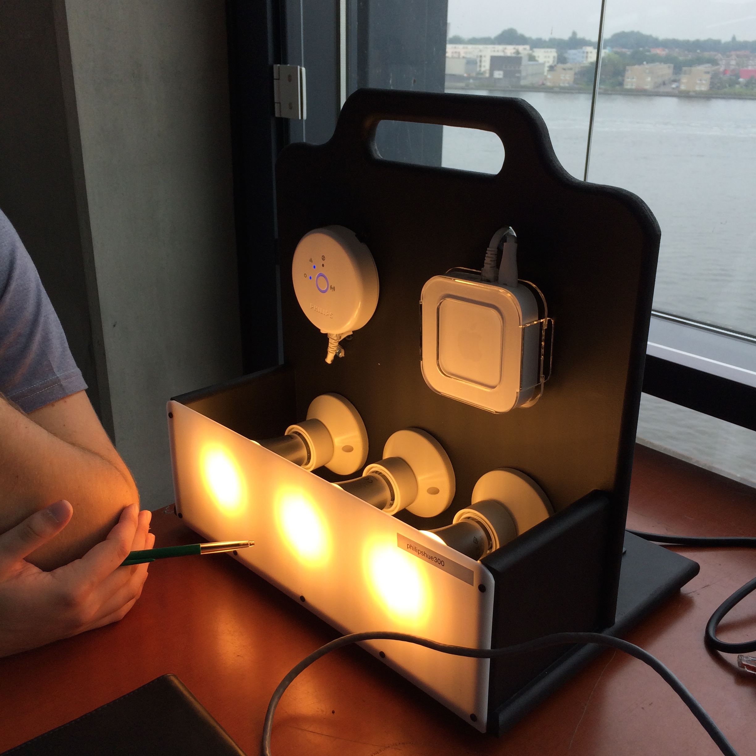 Philips heeft voor hun lampen hele handige developer-kits gemaakt. Een starter set van Philips Hue lampen.