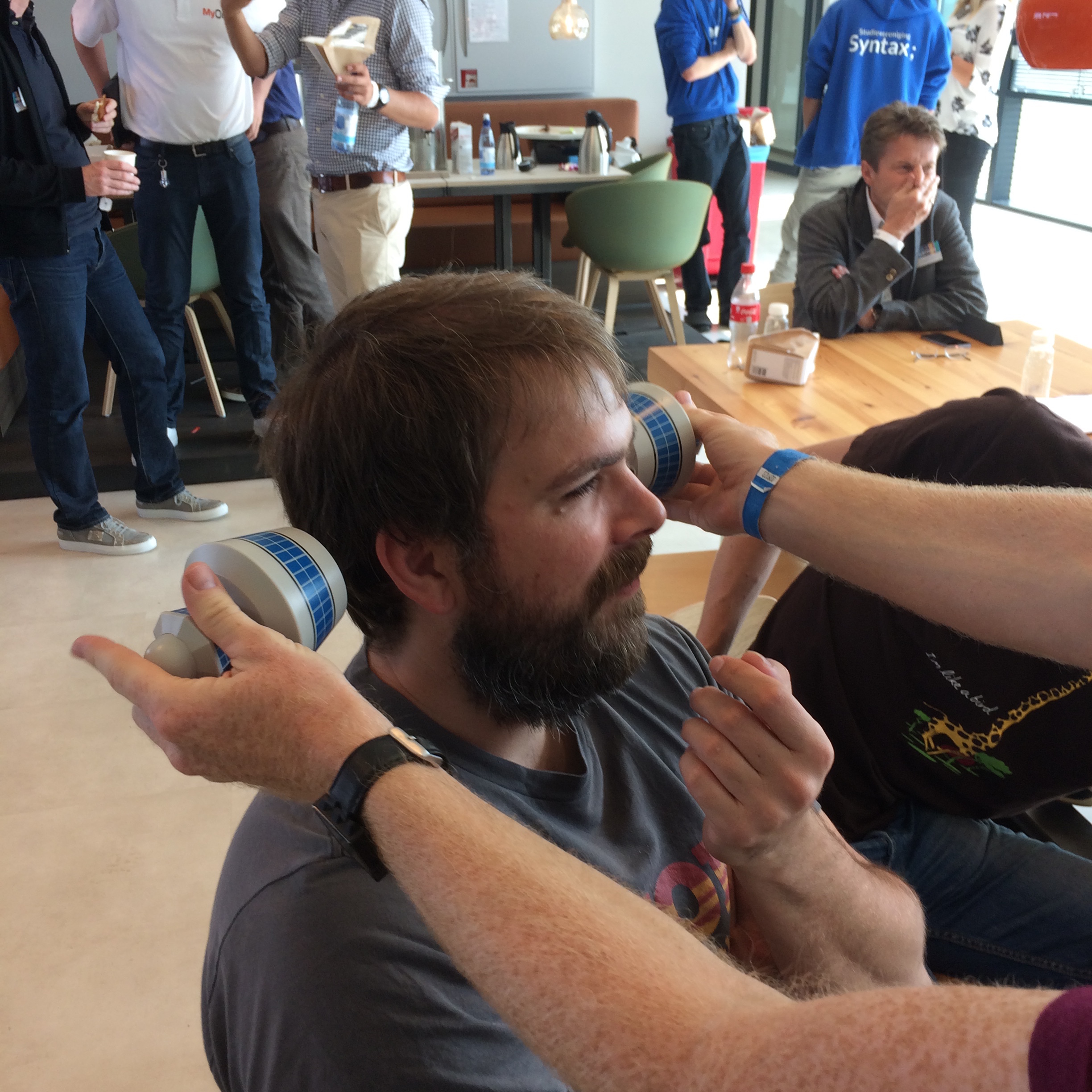 Na een nacht niet slapen, ga je rare grappen uithalen. Michiel met twee van de beruchte vluchttorens als oren.